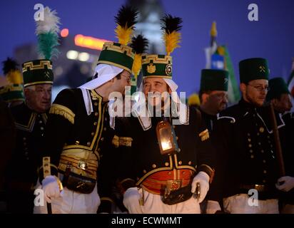 Leipzig, Allemagne. 18Th Oct, 2014. Les mineurs de participer au Great Pobershau montagne Noël parade à Leipzig, Allemagne, 20 décembre 2014. Autour de 250 musiciens et 530 membres de la société minière porter des vêtements traditionnels et de mars dans le centre-ville. Le traditionnel défilé de la montagne se termine le 4e arrivée à Karlsruhe. La ville de montagne attend autour de 1000 participants le 21 décembre 2014. Photo : Hendrik Schmidt/dpa/Alamy Live News Banque D'Images