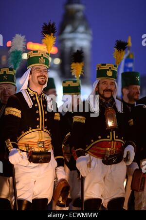 Leipzig, Allemagne. 18Th Oct, 2014. Les mineurs de participer au Great Pobershau montagne Noël parade à Leipzig, Allemagne, 20 décembre 2014. Autour de 250 musiciens et 530 membres de la société minière porter des vêtements traditionnels et de mars dans le centre-ville. Le traditionnel défilé de la montagne se termine le 4e arrivée à Karlsruhe. La ville de montagne attend autour de 1000 participants le 21 décembre 2014. Photo : Hendrik Schmidt/dpa/Alamy Live News Banque D'Images