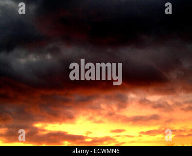 Londres, Royaume-Uni. 18Th Oct, 2014. Coucher de soleil sur Brockwell Park , South London juste avant le solstice d'hiver Crédit : Rachel Megawhat/Alamy Live News Banque D'Images