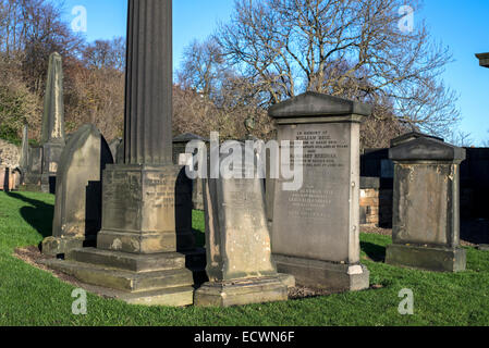 Avis de tombes négligées sur un matin d'hiver ensoleillé à nouveau cimetière de Calton à Édimbourg, Écosse, Royaume-Uni. Banque D'Images