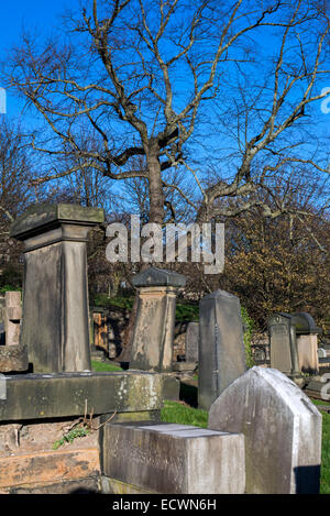 Avis de tombes négligées sur un matin d'hiver ensoleillé à nouveau cimetière de Calton à Édimbourg, Écosse, Royaume-Uni. Banque D'Images