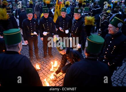 Leipzig, Allemagne. 18Th Oct, 2014. De mineurs Joehstadt participer à la grande parade de la montagne de Noël à Leipzig, Allemagne, 20 décembre 2014. Autour de 250 musiciens et 530 membres de la société minière porter des vêtements traditionnels et de mars dans le centre-ville. Le traditionnel défilé de la montagne se termine le 4e arrivée à Karlsruhe. La ville de montagne attend autour de 1000 participants le 21 décembre 2014. Photo : Hendrik Schmidt/dpa/Alamy Live News Banque D'Images