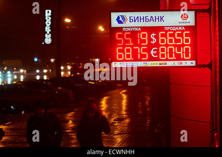 ROSTOVON-DON, la Russie, le 18 décembre, 2014. La lumière rouge de l'information groupe d'exchange point service informe les gens au sujet d'une baisse rapide du coût du rouble en Russie. Banque D'Images