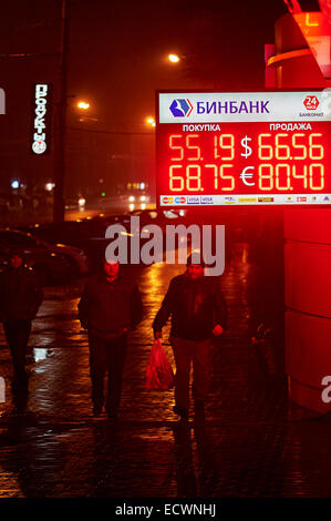 ROSTOVON-DON, la Russie, le 18 décembre, 2014. La lumière rouge de l'information groupe d'exchange point service informe les gens au sujet d'une baisse rapide du coût du rouble en Russie. Banque D'Images