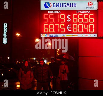 ROSTOVON-DON, la Russie, le 18 décembre, 2014. La lumière rouge de l'information groupe d'exchange point service informe les gens au sujet d'une baisse rapide du coût du rouble en Russie. Banque D'Images