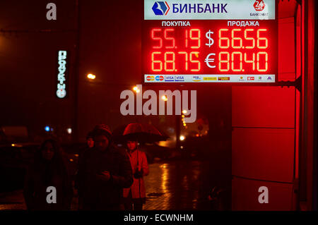 ROSTOVON-DON, la Russie, le 18 décembre, 2014. La lumière rouge de l'information groupe d'exchange point service informe les gens au sujet d'une baisse rapide du coût du rouble en Russie. Banque D'Images