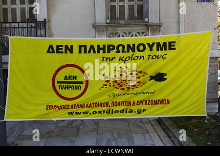 Athènes, Grèce. 20 décembre 2014. Une bannière du grec je ne paie pas le mouvement. Les protestataires du grec je ne paie pas le mouvement, un groupe anti-austérité, ont protesté devant l'ambassade espagnole à Athènes à l'appui du peuple espagnol contre la nouvelle loi bâillon (appelée ley mordaza). La loi permet de nombreux types de manifestations illégales en Espagne. Crédit : Michael Debets/Alamy Live News Banque D'Images