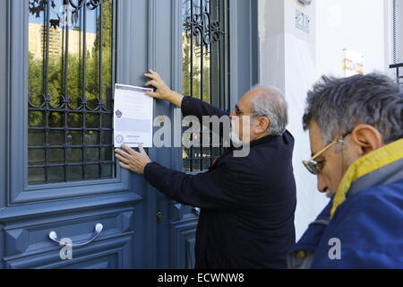 Athènes, Grèce. 20 décembre 2014. Les axes un manifestant une lettre de solidarité à l'ambassade d'Espagne. Les protestataires du grec je ne paie pas le mouvement, un groupe anti-austérité, ont protesté devant l'ambassade espagnole à Athènes à l'appui du peuple espagnol contre la nouvelle loi bâillon (appelée ley mordaza). La loi permet de nombreux types de manifestations illégales en Espagne. Crédit : Michael Debets/Alamy Live News Banque D'Images