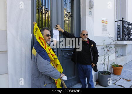 Athènes, Grèce. 20 décembre 2014. Les axes un manifestant une lettre de solidarité à l'ambassade d'Espagne. Les protestataires du grec je ne paie pas le mouvement, un groupe anti-austérité, ont protesté devant l'ambassade espagnole à Athènes à l'appui du peuple espagnol contre la nouvelle loi bâillon (appelée ley mordaza). La loi permet de nombreux types de manifestations illégales en Espagne. Crédit : Michael Debets/Alamy Live News Banque D'Images