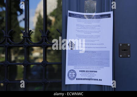 Athènes, Grèce. 20 décembre 2014. Un gros plan de la lettre de solidarité au peuple espagnol. Les protestataires du grec je ne paie pas le mouvement, un groupe anti-austérité, ont protesté devant l'ambassade espagnole à Athènes à l'appui du peuple espagnol contre la nouvelle loi bâillon (appelée ley mordaza). La loi permet de nombreux types de manifestations illégales en Espagne. Crédit : Michael Debets/Alamy Live News Banque D'Images