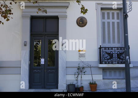 Athènes, Grèce. 20 décembre 2014. L'entrée de l'ambassade d'Espagne à Athènes. Les protestataires du grec je ne paie pas le mouvement, un groupe anti-austérité, ont protesté devant l'ambassade espagnole à Athènes à l'appui du peuple espagnol contre la nouvelle loi bâillon (appelée ley mordaza). La loi permet de nombreux types de manifestations illégales en Espagne. Crédit : Michael Debets/Alamy Live News Banque D'Images