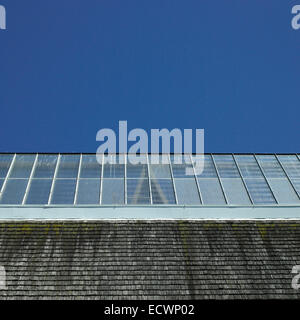 Bâtiment avec toit en verre et mur de bardeaux Banque D'Images