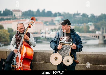 PRAGUE, RÉPUBLIQUE TCHÈQUE - le 8 octobre 2014 : Exécution d'amuseurs de rue chansons de jazz sur le pont Charles à Prague. La rue est légal Banque D'Images