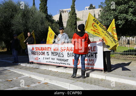 Athènes, Grèce. 20 décembre 2014. Des manifestants grecs devant l'ambassade espagnole à Athènes sur le pied de l'Acropole. Les protestataires du grec je ne paie pas le mouvement, un groupe anti-austérité, ont protesté devant l'ambassade espagnole à Athènes à l'appui du peuple espagnol contre la nouvelle loi bâillon (appelée ley mordaza). La loi permet de nombreux types de manifestations illégales en Espagne. Banque D'Images