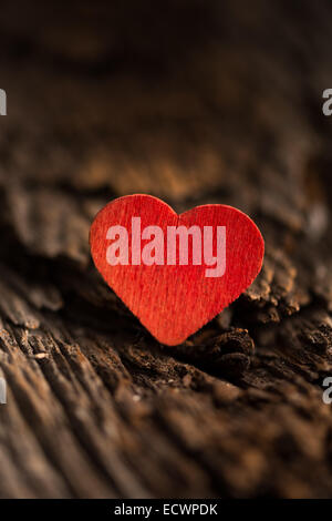 Coeur rouge en bois fixé sur bois rustique avec selective focus Banque D'Images