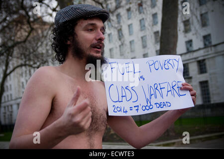 Downing Street, London, UK. 18Th Oct, 2014. Ashma militants Dan manifestations devant Downing Street sur la pauvreté énergétique au Royaume-Uni qui a causé la mort de plus de 7 000 autochtones. Credit : Geovien Si/Pacific Press/Alamy Live News Banque D'Images