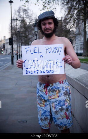 Downing Street, London, UK. 18Th Oct, 2014. Ashma militants Dan manifestations devant Downing Street sur la pauvreté énergétique au Royaume-Uni qui a causé la mort de plus de 7 000 autochtones. Credit : Geovien Si/Pacific Press/Alamy Live News Banque D'Images