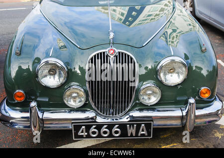 2 voiture de marque Jaguar 1960 stationné à Eastbourne East Sussex England Royaume-Uni UK Banque D'Images