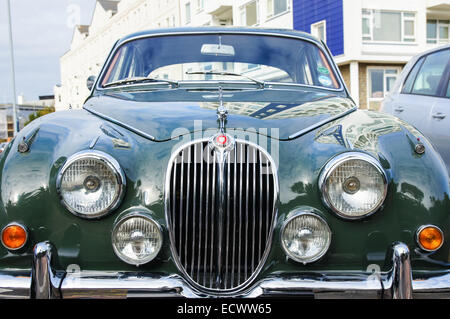 2 voiture de marque Jaguar 1960 stationné à Eastbourne East Sussex England Royaume-Uni UK Banque D'Images