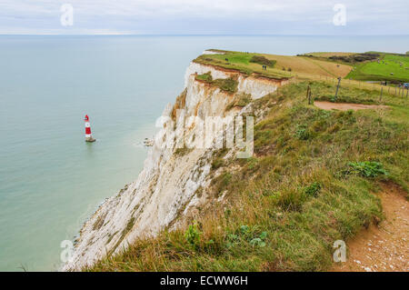 Les sept soeurs des falaises de craie et de Beachy Head Lighthouse près de Eastbourne East Sussex England Royaume-Uni UK Banque D'Images