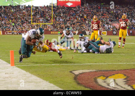 Déc 20, 2014 : Philadelphia Eagles LeSean McCoy running back (25) plongées dans la zone des buts à la fin du duel de la saison entre les Philadelphia Eagles et les Redskins de Washington à FedEx Field à Landover, MD. Banque D'Images