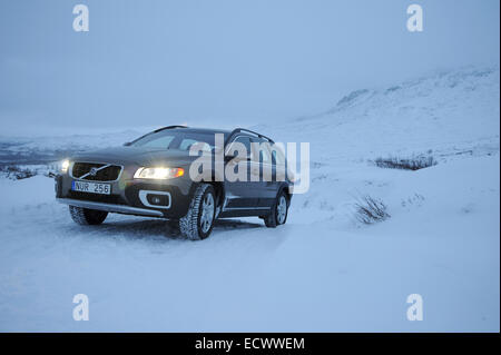 Location de conduite sur la neige et la glace près du cercle arctique en Suède. Volvo XC70 en utilisant les pneus hiver Banque D'Images