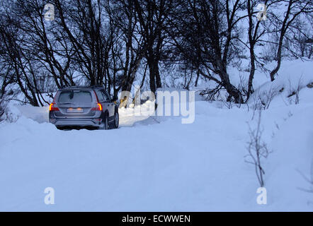 Location de conduite sur la neige et la glace près du cercle arctique en Suède. Volvo XC70 en utilisant les pneus hiver Banque D'Images