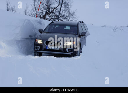 Location de conduite sur la neige et la glace près du cercle arctique en Suède. Volvo XC70 en utilisant les pneus hiver Banque D'Images