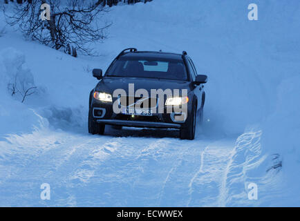 Location de conduite sur la neige et la glace près du cercle arctique en Suède. Volvo XC70 en utilisant les pneus hiver Banque D'Images