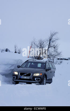 Location de conduite sur la neige et la glace près du cercle arctique en Suède. Volvo XC70 en utilisant les pneus hiver Banque D'Images