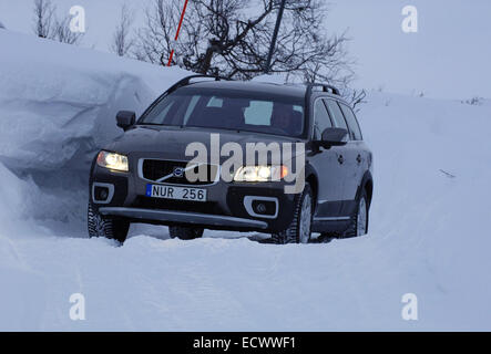 Location de conduite sur la neige et la glace près du cercle arctique en Suède. Volvo XC70 en utilisant les pneus hiver Banque D'Images