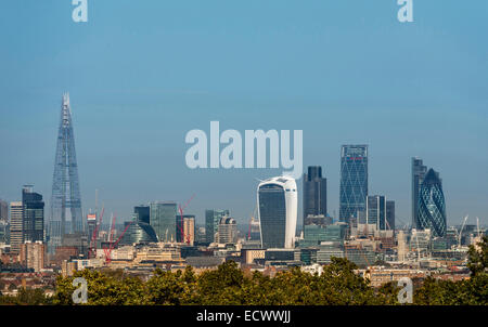 Une vue sur le quartier financier de Londres, connu sous le nom de la ville ou de milles carrés y compris le Gherkin historique et le tesson Banque D'Images