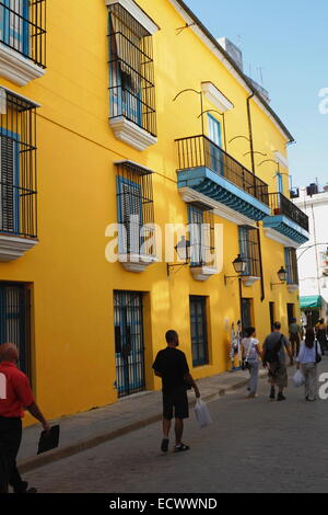 Maison Jaune & Les gens dans la rue Calle De Los Mercaderes, Habana Vieja, Ciudad de la Havana, Cuba Banque D'Images