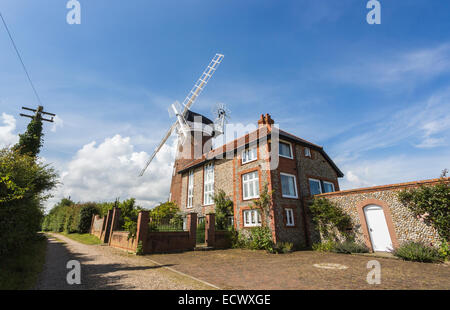 Moulin à Weybourne, North Norfolk, UK, maintenant faisant partie d'une maison, avec ciel bleu en été Banque D'Images