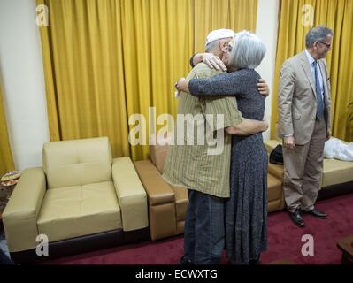 Entrepreneur de l'USAID Alan Gross, emprisonné à Cuba pendant cinq ans, est réuni avec sa femme Judy Gross après sa libération le 17 décembre 2014 près de La Havane, Cuba. Banque D'Images