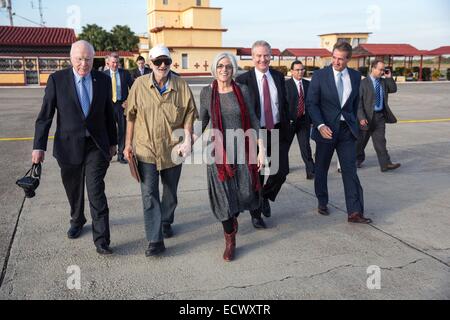 Entrepreneur de l'USAID Alan Gross, emprisonné à Cuba pendant cinq ans, promenades à un aéronef en attente avec sa femme Judy Gross et sénateurs Patrick Leahy, Jeff Flake et rempl. Chris Van Hollen, après sa libération, le 17 décembre 2014 près de La Havane, Cuba. Banque D'Images