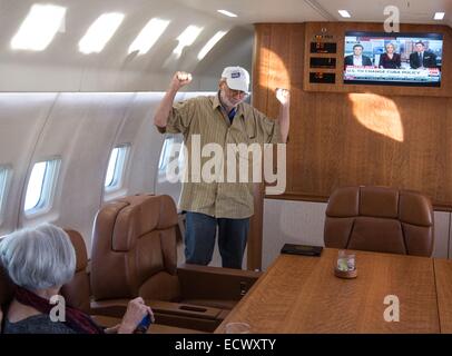 Entrepreneur de l'USAID Alan Gross, emprisonné à Cuba pendant cinq ans, célèbre la nouvelle de sa libération, avec sa femme Judy à bord d'un avion du gouvernement de retourner à Washington après sa libération le 17 décembre 2014 près de La Havane, Cuba. Banque D'Images