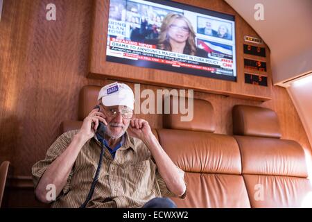 Entrepreneur de l'USAID Alan Gross, emprisonné à Cuba pendant cinq ans, parle avec le président Barack Obama par téléphone de à bord d'un avion du gouvernement de retourner à Washington après sa libération le 17 décembre 2014 près de La Havane, Cuba. Banque D'Images