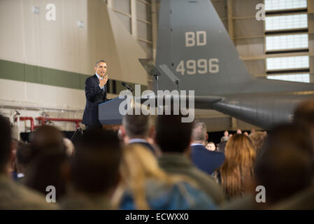 Le président américain Barack Obama parle aux membres du service marquant la fin des opérations de combat en Afghanistan pendant une visite à Joint Base McGuire Dix Décembre 15, 2014 à Lakehurst, New Jersey. Banque D'Images