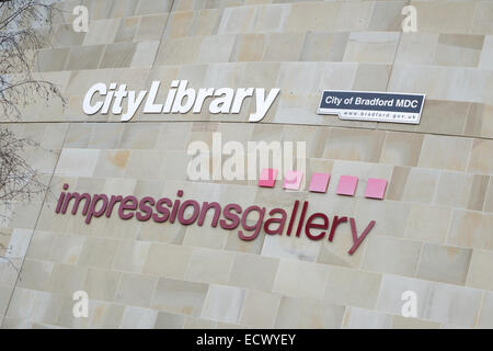 Bibliothèque de la ville de Bradford et impressions gallery signes, signalisation. Banque D'Images