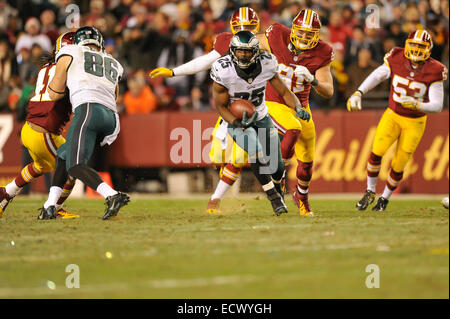 Déc 20, 2014 : Philadelphia Eagles LeSean McCoy running back (25) se précipite avec la balle à la fin du duel de la saison entre les Philadelphia Eagles et les Redskins de Washington à FedEx Field à Landover, MD. Banque D'Images