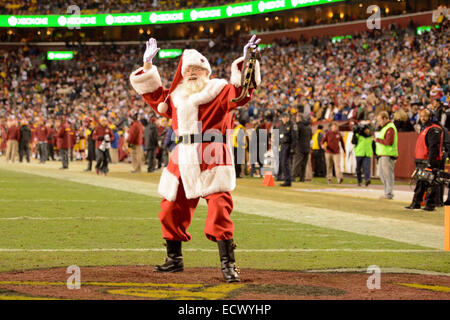 Déc 20, 2014 : Sanat Claus joue avec les cheerleaders entre les trimestres au cours de la fin de la saison se rencontreront entre les Philadelphia Eagles et les Redskins de Washington à FedEx Field à Landover, MD. Banque D'Images