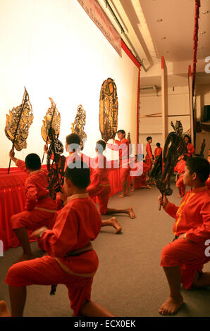 Les thaïs jouant Nang Yai ou grandes marionnettes Ombre chinoise pour montrer le meilleur de Wat Khanon dans Ratcha Buri Thaïlande. Banque D'Images