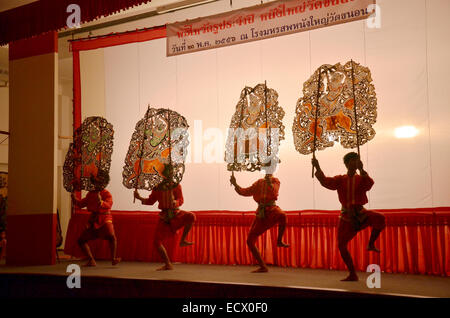 Les thaïs jouant Nang Yai ou grandes marionnettes Ombre chinoise pour montrer le meilleur de Wat Khanon dans Ratcha Buri Thaïlande. Banque D'Images