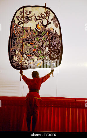 Les thaïs jouant Nang Yai ou grandes marionnettes Ombre chinoise pour montrer le meilleur de Wat Khanon dans Ratcha Buri Thaïlande. Banque D'Images