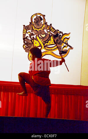 Les thaïs jouant Nang Yai ou grandes marionnettes Ombre chinoise pour montrer le meilleur de Wat Khanon dans Ratcha Buri Thaïlande. Banque D'Images