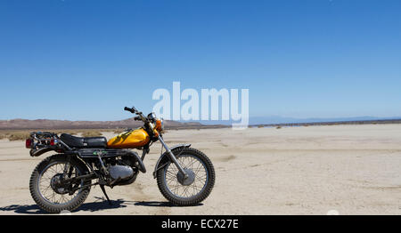 Une moto des années 70 dans le désert. Banque D'Images