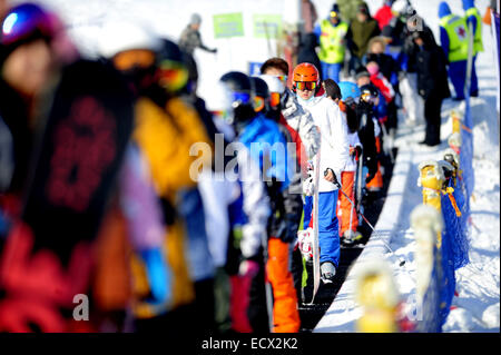 Shenyang, province de Liaoning en Chine. Dec 21, 2014. Les touristes à ski resort Ski Guaipo à Shenyang, capitale de la province de Liaoning, du nord-est de la Chine, 21 Décembre, 2014. © Liu Xinyang/Xinhua/Alamy Live News Banque D'Images