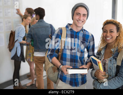 Portrait de deux étudiants de l'université smiling standing in corridor Banque D'Images