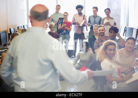 Les étudiants de l'université à l'écoute de présentation en classe C Banque D'Images